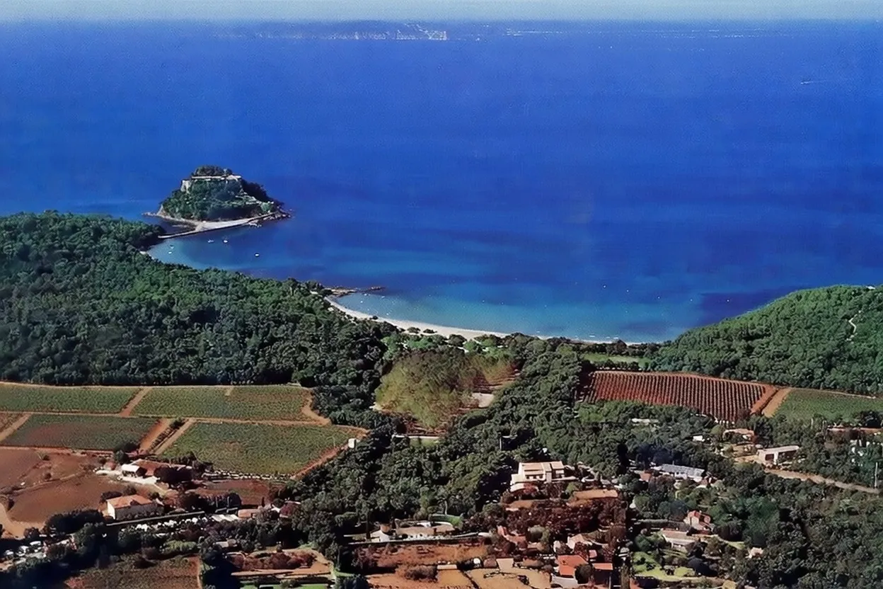 Vue aérienne de l'hôtel et de la mer