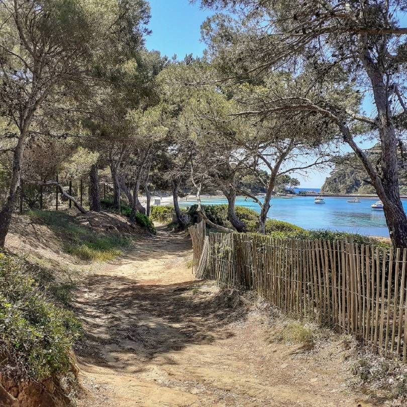 Sentier du littoral menant à la plage