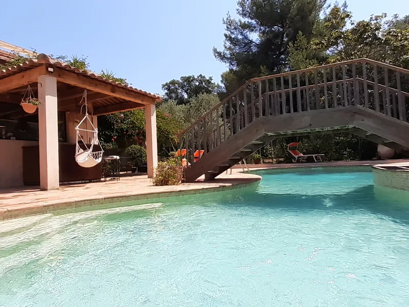 Détente au bord de la piscine